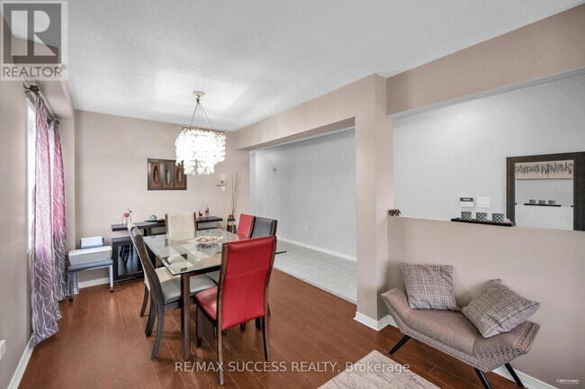 Photo - 228 Flagstone Way