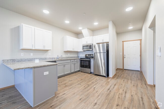 3BR, 2BA - 1,113SF - Kitchen - Ridgeline Apartments