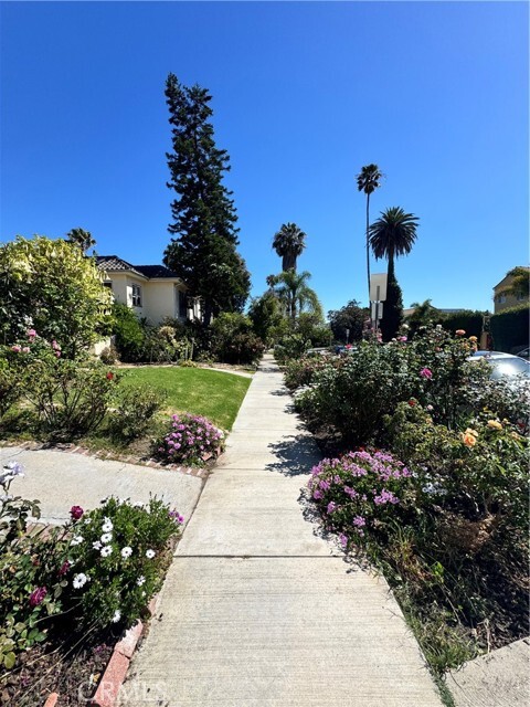 1046 S Citrus Ave