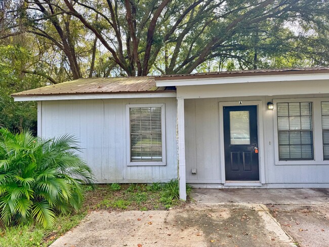 Cozy 2 Bedroom / 1 Bath Duplex North of City - Cozy 2 Bedroom / 1 Bath Duplex North of City Apartment Unit A