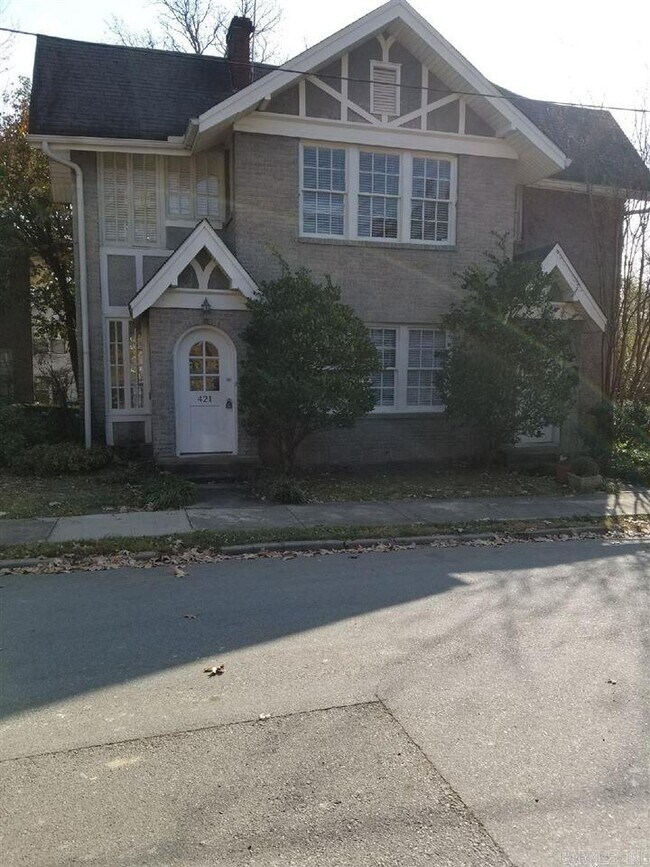 Photo - 421 Louise St