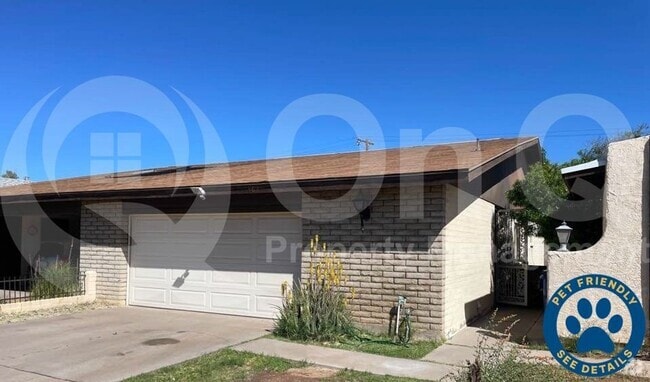 Building Photo - 462 E Royal Palms Dr Rental