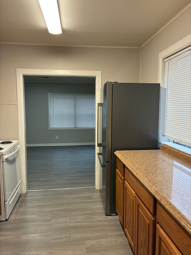 Photo - 2 Bedroom Single Level Home with Large Fenced Yard in N. Portland!