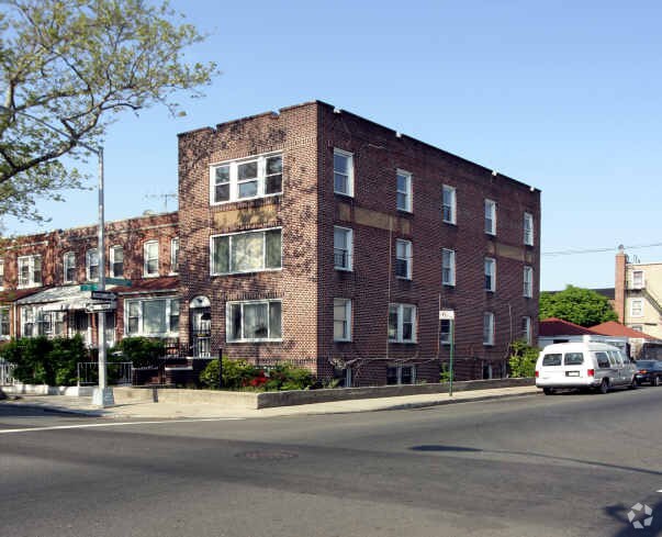 Photo - 425 E 35th St Apartments