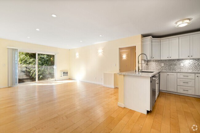 Building Photo - Available after 6/20 - Newly Renovated Cod... Unit 119 Rental