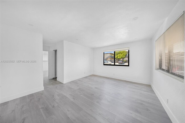 Building Photo - 920 NW 8th Ave Unit 3