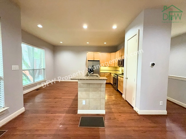 Photo - Elegant and Spacious 2-Bedroom Townhome with Rooftop View in Dallas Unidad E