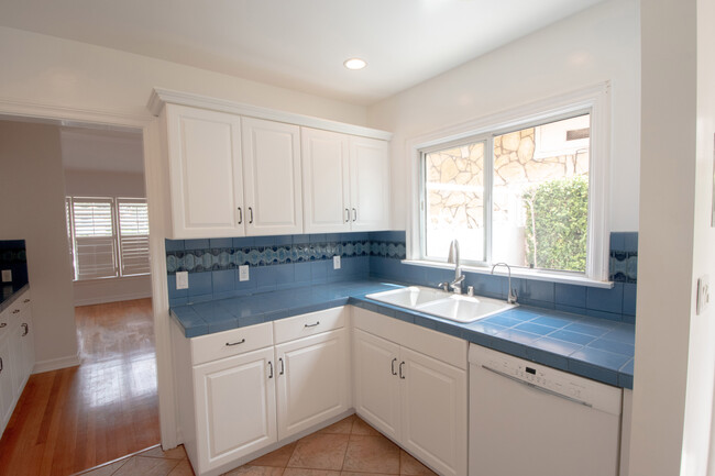 kitchen - 8940 Hubbard St Apartamentos Unidad 8940