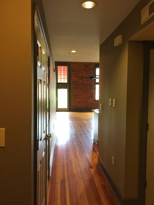 100 W Court St