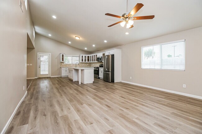 Photo - 825 W 19th St