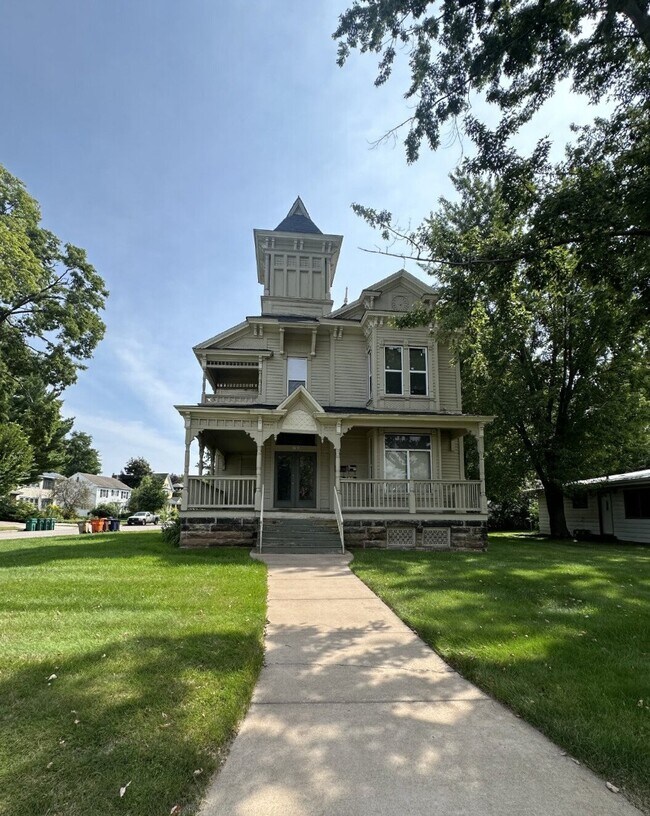 2 bed right across the street from campus!... - 2 bed right across the street from campus!... Apartamento