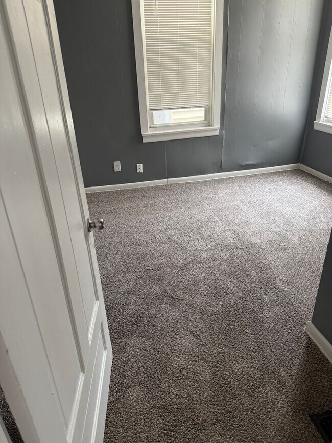 Photo - Large 5BR/2Ba House- Close to U of L Leasing Special- sign lease by 6/15/2026 and second month is...