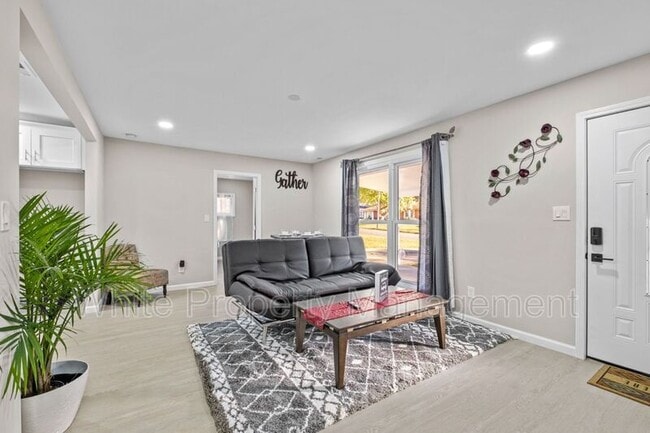 Photo - 2620 Englehardt St