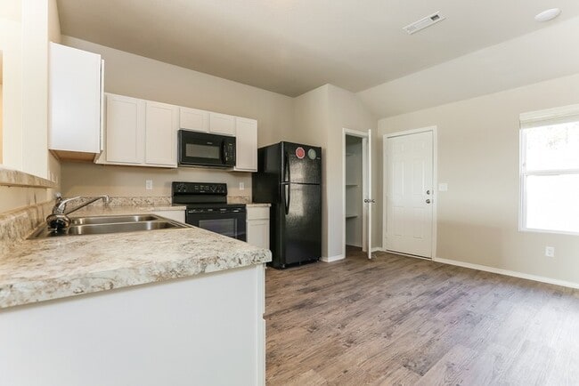 1056 Huntington Dr
