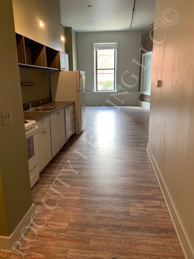 Unit 207 Entry - Hive@155 and Hive Andrews