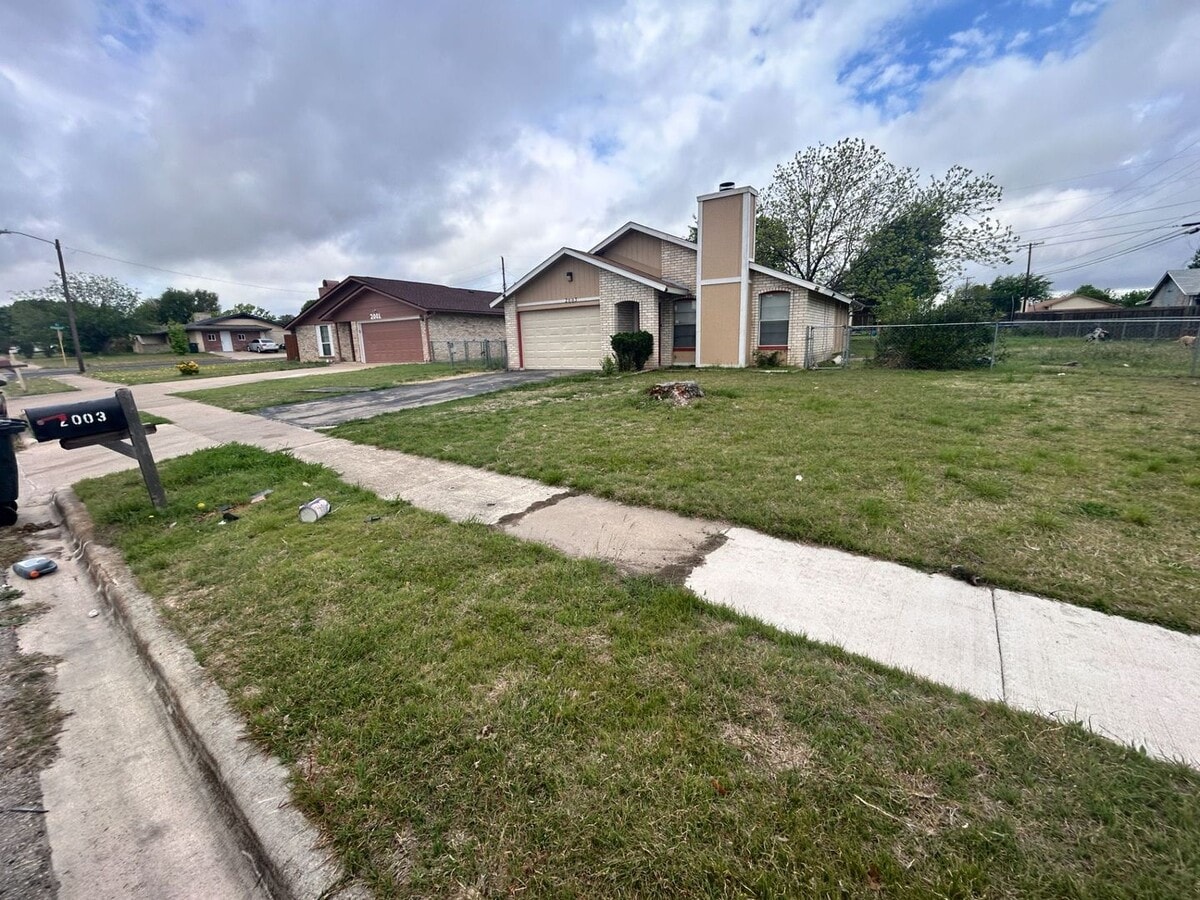 Photo - 2003 Ruiz Dr