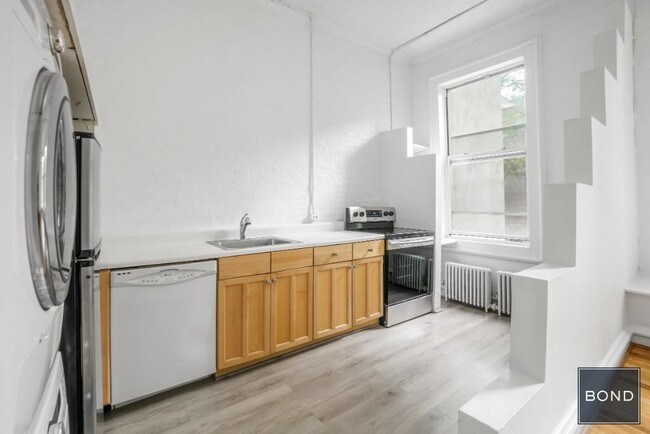 Photo - 44 W 17 Street