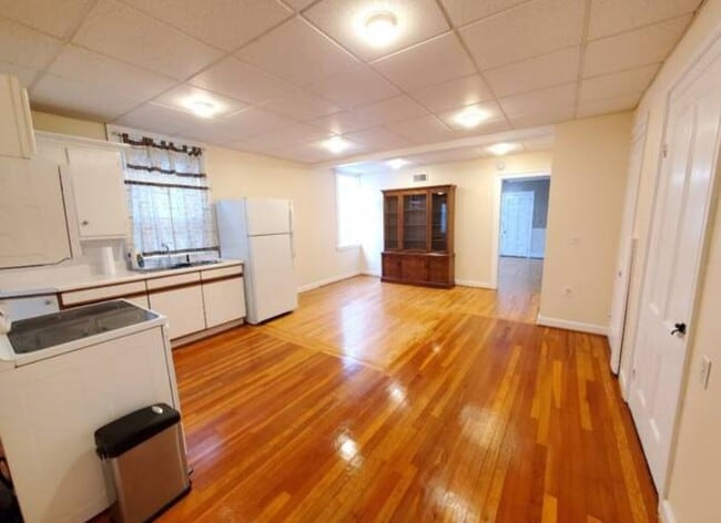 Photo - 122 Main St