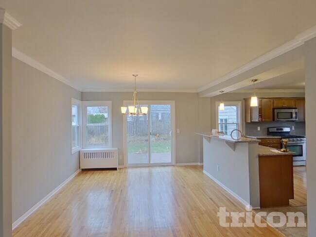 Photo - 803 Willard St W