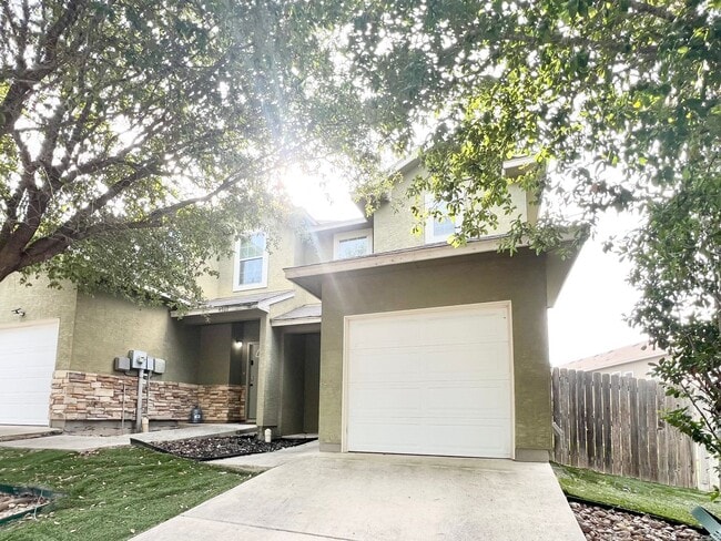 Building Photo - Lovely townhome | 3 bed/2.5 bath | End unit | near UT Medical Center/Lackland AFB/USAA!