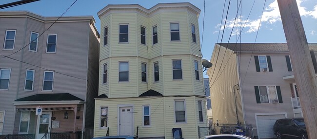 Building Photo - 49 Burrell St Unit 3