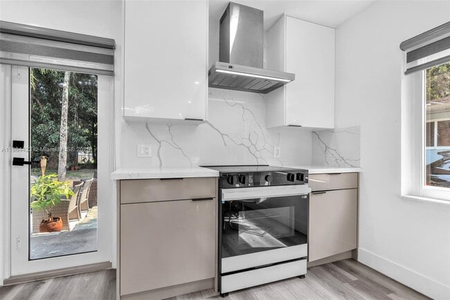 Photo - 886 NE 134th St
