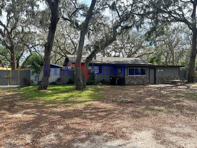 Building Photo - **3/2 lovely home with separate 1/1 In law suite**