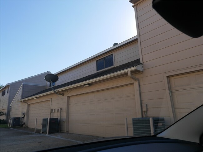 Building Photo - 13840 Hollowgreen Dr Unit 106