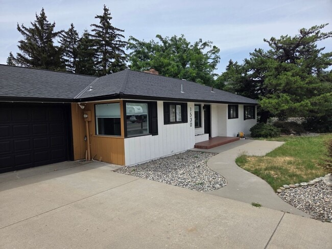 Building Photo - 4 Bed 2 Bath Golf Course Living