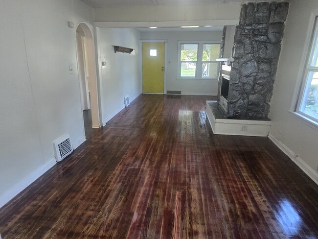 Building Photo - 1318 E Donald St Rental
