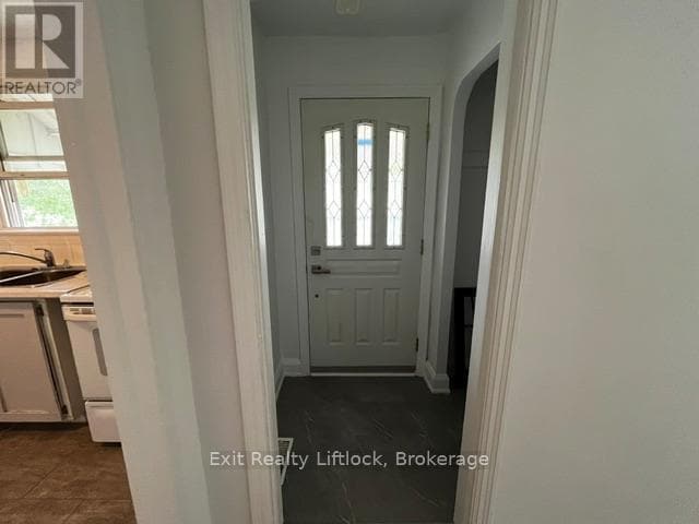Photo - 303 Caddy St