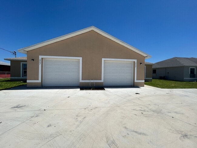 Building Photo - Coming Soon Newer 3/2 Duplex -1 car garage