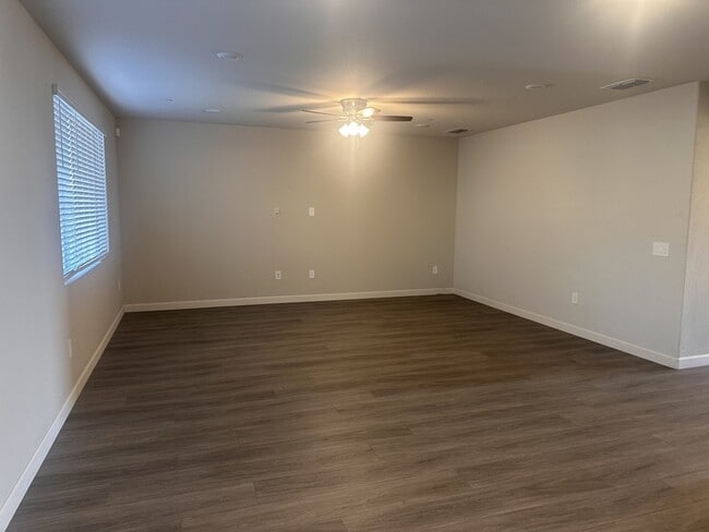 Photo - 1750 Yukon Territory Ave