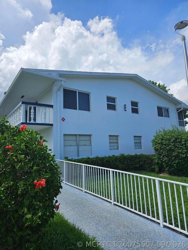 Building Photo - 120 Westbury E Unit 120
