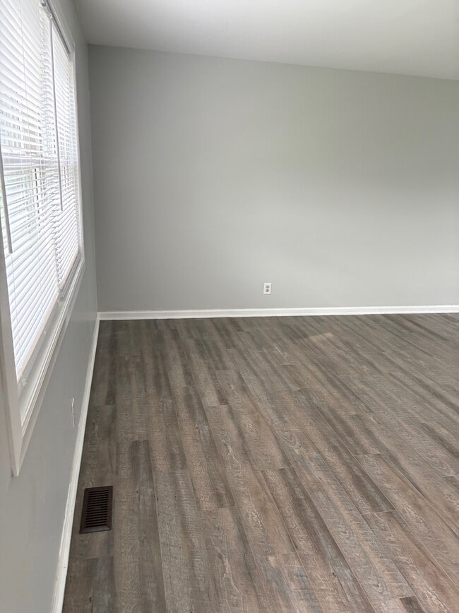 Photo - 205 Buckeye Cir