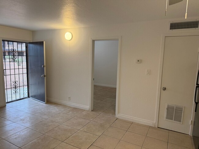 Photo - 1 Bedroom 1 bath Condo in Central Las Vegas Unidad 04