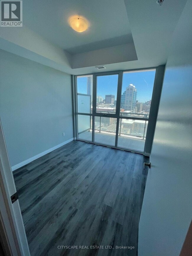 Photo - 60 Charles St W Unité 804