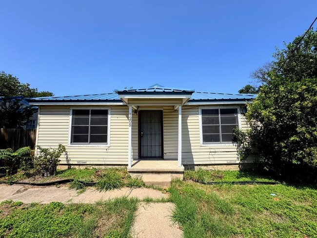 Building Photo - 1205 E Avenue G Rental
