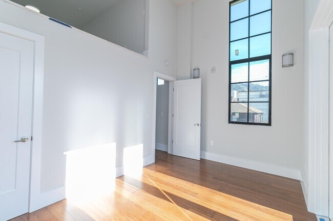 Photo - 2550 Regent St