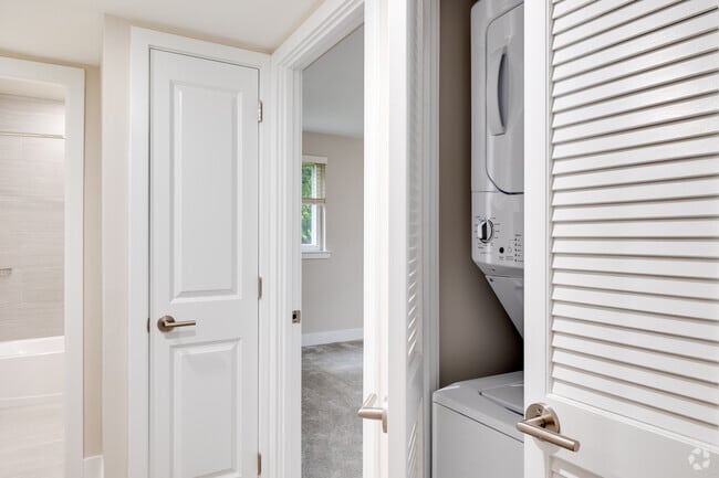 2BR, 1BA - 760SF - In Unit Laundry - Pine Manor Apartments