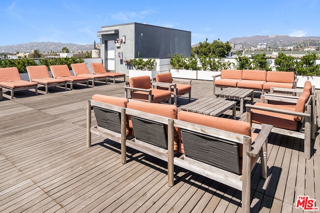 Photo - 521 N Gramercy Pl Unidad 309