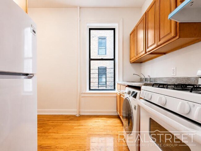 Photo - King-Size 2 Bed with Laundry in Elevator Building Unit 4C