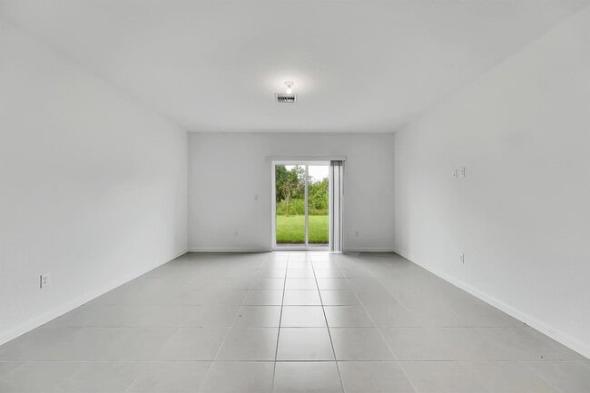 Photo - 662 Carlyle Wy