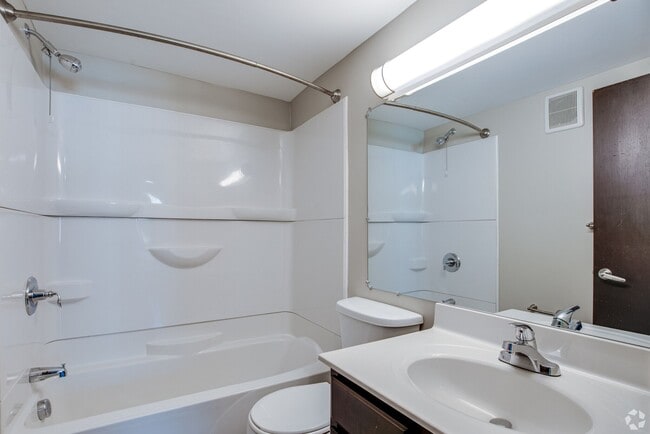 Photo - Live at The Oaks of West Saint Paul | Spac...