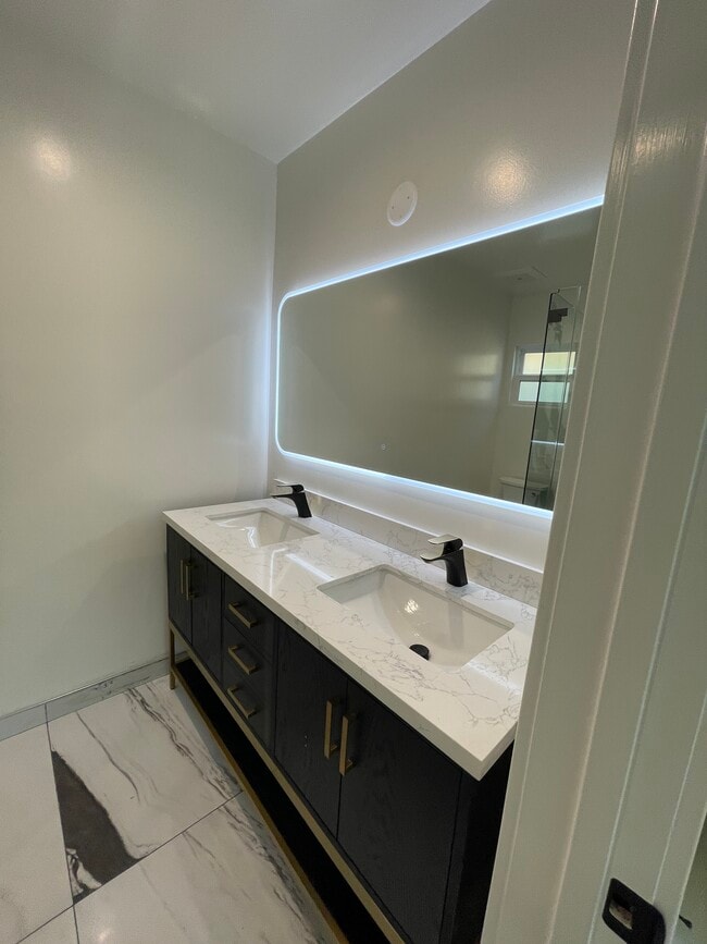 Master Bathroom - 1049 Davis Ave Unit Main Front House