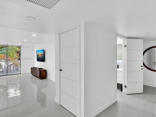 Photo - 10000 W Bay Harbor Dr Unidad 201