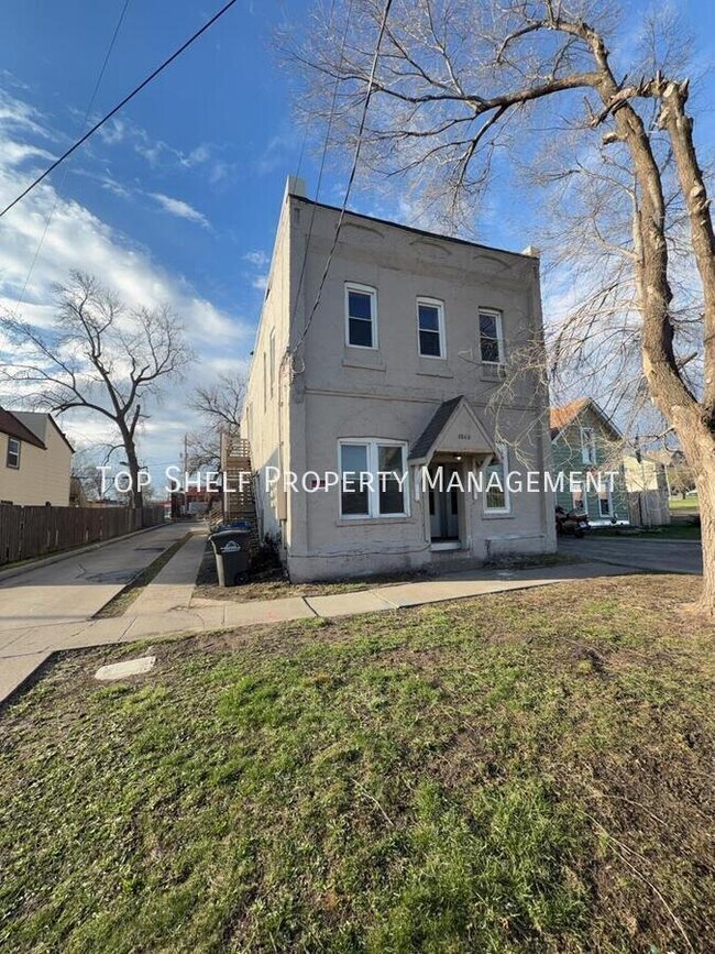 Building Photo - 1513 Des Moines St Unit 3