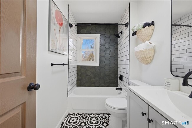 Photo - 106 Midway Oval