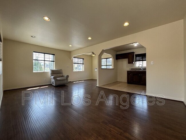 Photo - 725 Cornwell St