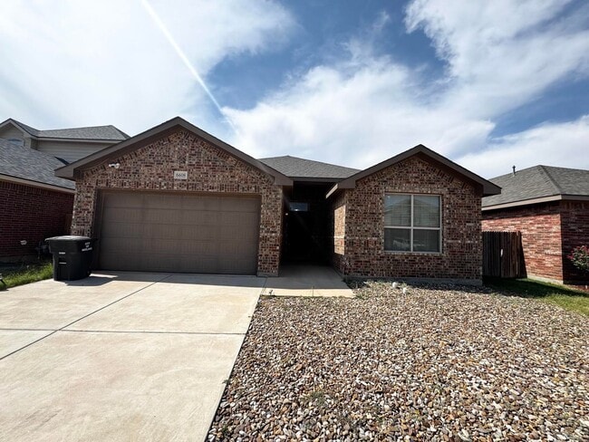 Building Photo - 4 Bedroom 2 Bathroom For Rent